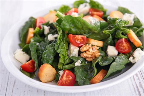 Ensalada de espinacas, queso de cabra y nueces