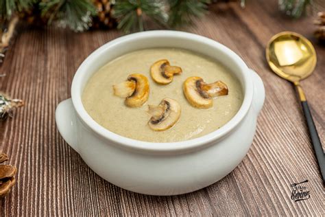 Plato de crema de champiñones ostra y verduras decorado con perejil fresco.