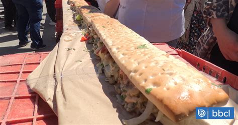 Esquema de la elaboración del sándwich más largo del mundo en Quellón, Chile