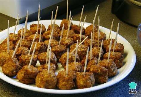 Bolitas de carne fritas doradas sobre papel absorbente
