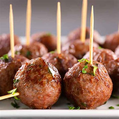 Bolitas de carne congeladas en recipientes