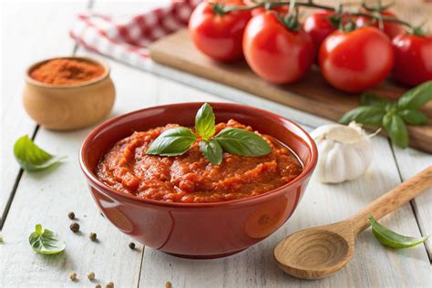 Ingredientes para la salsa de tomates asados listos para triturar.