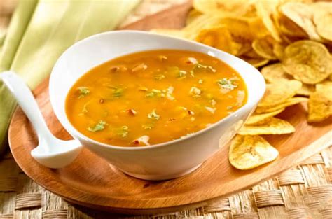 Ingredientes frescos para el ají de tomate de árbol: tomates de árbol, ajíes, cebolla y cilantro.
