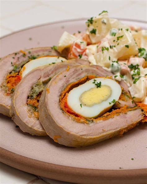 Matambre de cerdo arrollado en rodajas servido con ensalada rusa