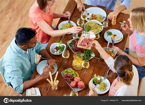 Ilustración medieval de personas comiendo o preparando alimentos, con un enfoque en panes y masas.