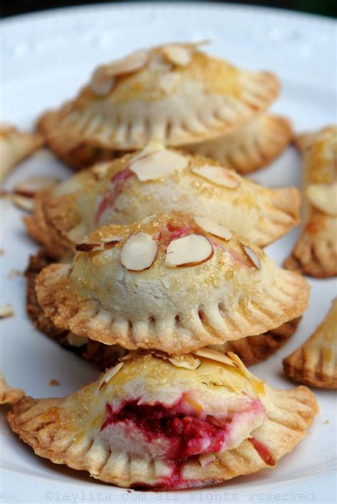 Empanadas de frambuesa recién horneadas con queso y almendras.