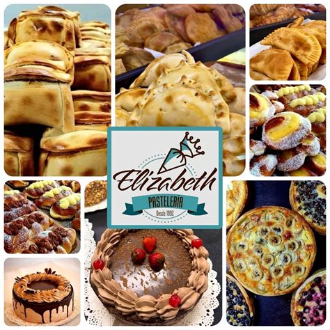 Fotografía profesional de una variedad de tortas y kuchenes artesanales exhibidos en una vitrina de repostería.