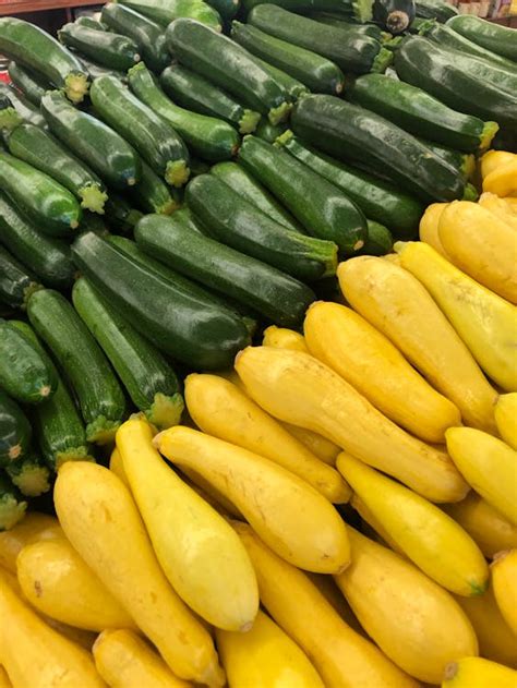 Ilustración de calabacines frescos, verdes y amarillos, en un mercado