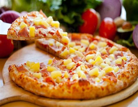 Ilustración de una pizza hawaiana con sus ingredientes característicos: jamón, piña y queso.