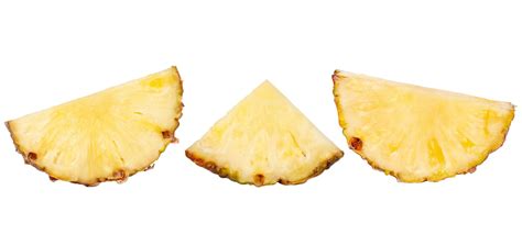 Primer plano de trozos de piña caramelizándose en una sartén con grasa de bacon.