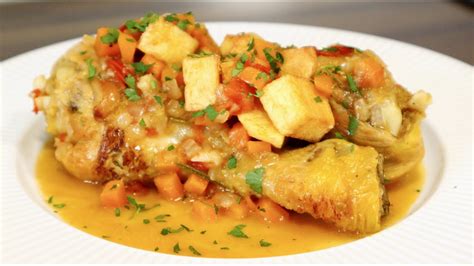 Foto de pollo guisado con verduras y papas fritas en un plato