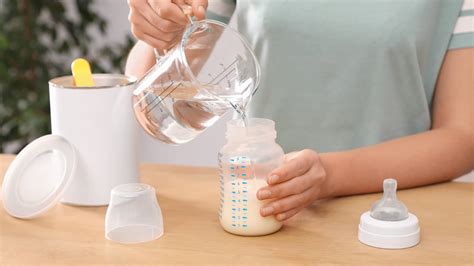 Diagrama paso a paso que ilustra cómo preparar un biberón de leche de fórmula, incluyendo el lavado, la medición de agua y fórmula, y la mezcla.