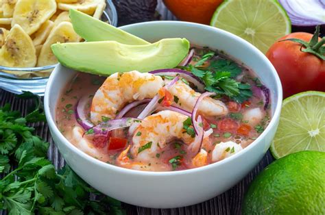 Foto de una selección de ceviches variados con bebidas refrescantes.