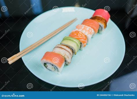 Sushi de pan variado en un plato