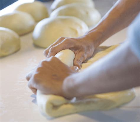 Proceso paso a paso de elaboración de sushi de pan