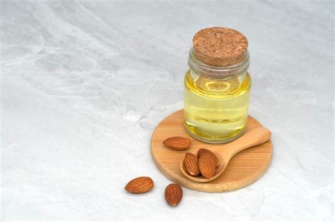 Botella de aceite de almendras con cabello