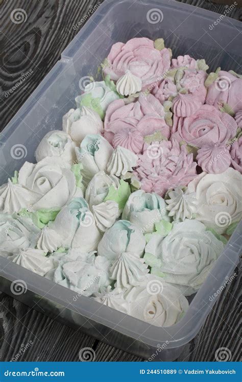 Una selección de malvaviscos caseros de diferentes formas y colores.