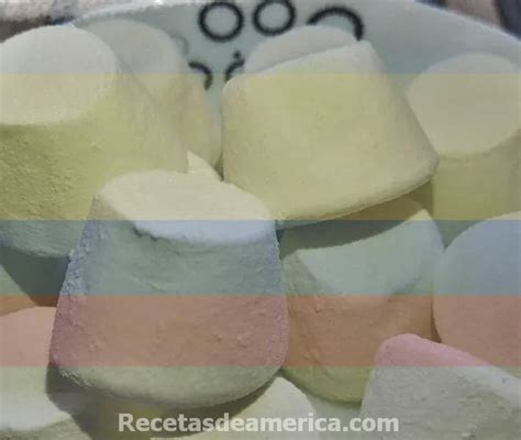 Recipiente con la masa de malvaviscos extendida y cubierta con azúcar glass y maizena, lista para secar.
