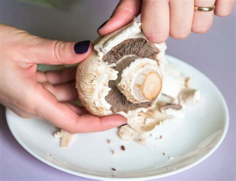 Infografía mostrando la forma correcta de limpiar champiñones con un cepillo seco y papel absorbente