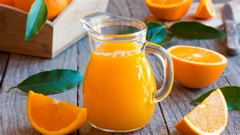 Foto de las pasas remojándose en jugo de naranja.