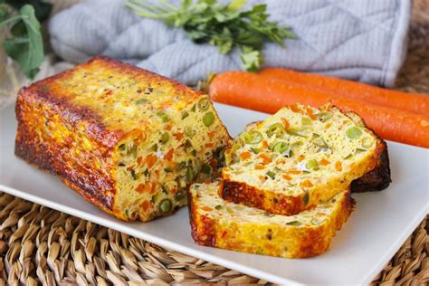 Montaje de capas de un pastel de polenta con verduras y queso