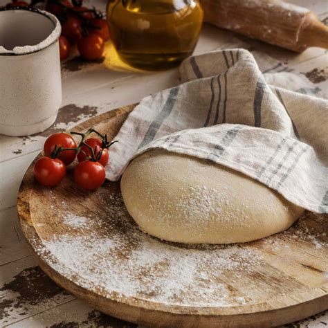 Imagen de la masa de pizza duplicando su tamaño en un bol