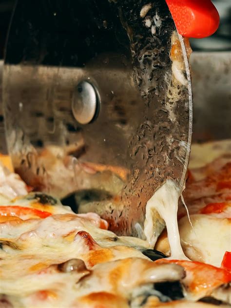 Primer plano de mozzarella cortada en tiras para la pizza