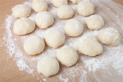 masa de pizza dividida en bollos para levado