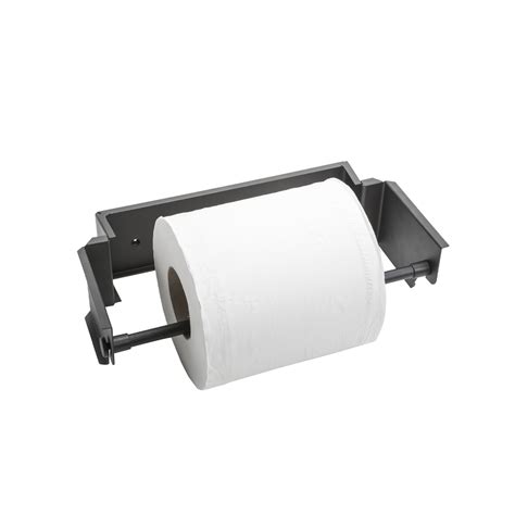 Soporte para rollo de papel toalla hecho con palitos de brochetas recubriendo una botella, con base decorada y detalles de yute.