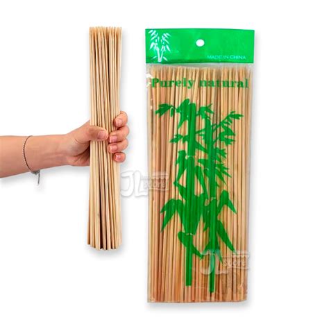 Palitos de brochetas decorados con corazones de tela de colores vivos, listos para usar como adornos.