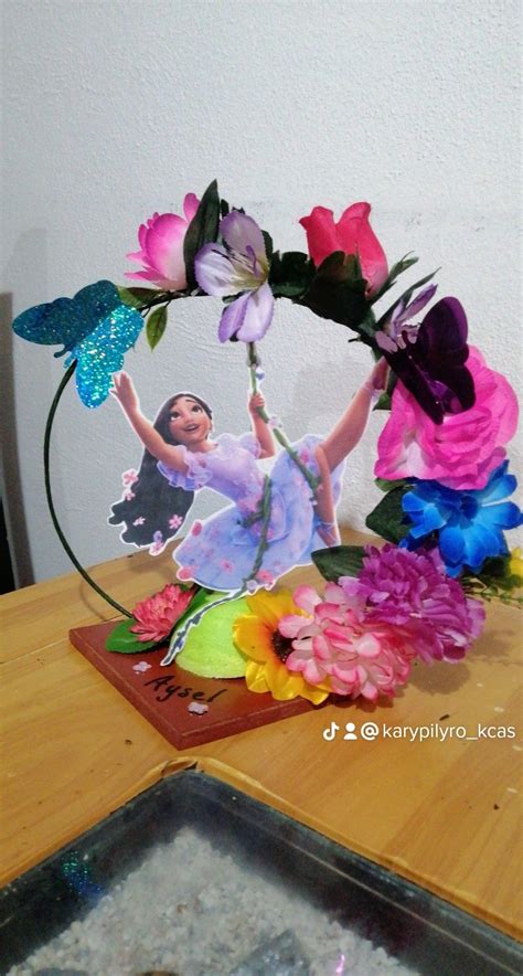 Centro de mesa o decoración para fiestas de cumpleaños, compuesto por una base esférica pintada y adornada con múltiples palitos de brochetas que llevan gomitas de colores intercalados.