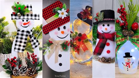 Decoración navideña con pequeños muñecos de nieve hechos con pompones y bolitas de telgopor sobre palitos de brochetas, con sombreros y bufandas de fieltro.