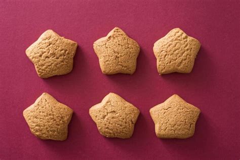Fotografía de galletas en forma de estrella dispuestas en una bandeja para hornear.