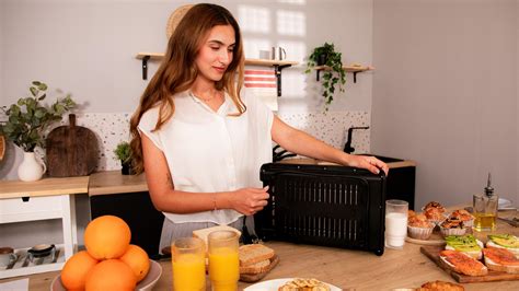 Extracción de la bandeja de migas del tostador Tefal Subito