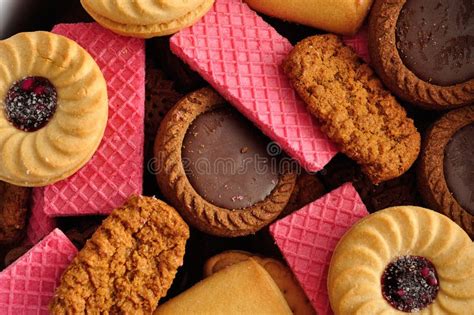 Variedad de galletas y cremas dulces para untar