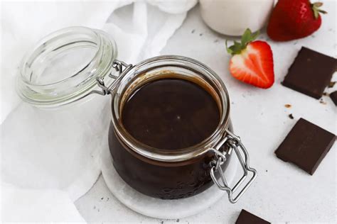 Salsa de chocolate casera sobre galletas