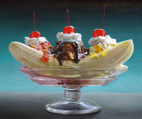 fotografía de postre helado con crema, nueces y bizcocho