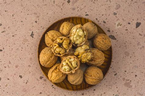 fotografía de nueces en su cáscara y peladas