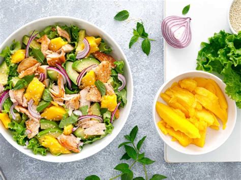Variedad de ensaladas tropicales con mango y otras frutas