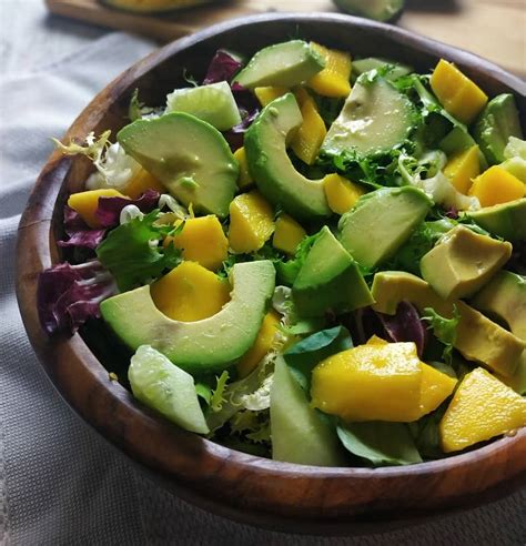 Ensalada vibrante con fideos de arroz, mango y aguacate