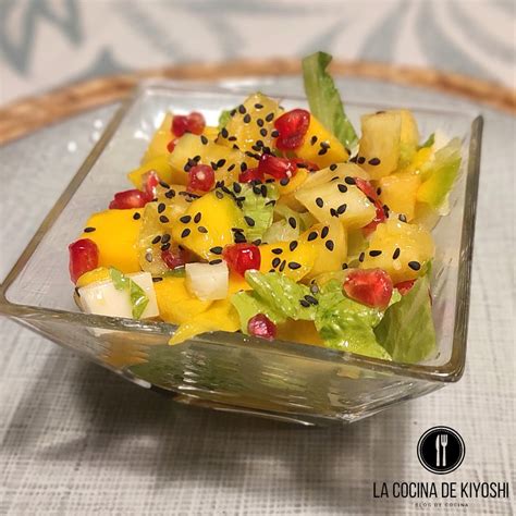 Ensalada tropical con frutas coloridas y jamón