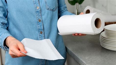 Foto de camarones secándose con toallas de papel para evitar salpicaduras
