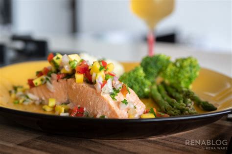 Salmón con salsa de mango emplatado, mostrando la combinación de colores y texturas.