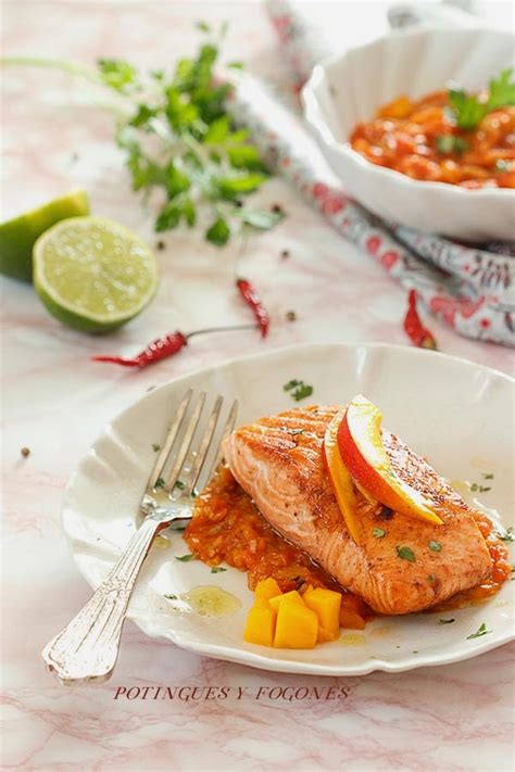 Plato final de salmón con salsa de mango y guarnición de puré y vegetales.