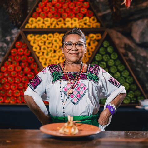 Fotografía de un grupo de cocineras tradicionales en Colombia, sonriendo y compartiendo un momento juntas.
