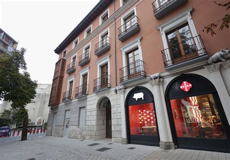 Imagen exterior del edificio que albergaba el restaurante y el departamento, con un cordón policial visible.