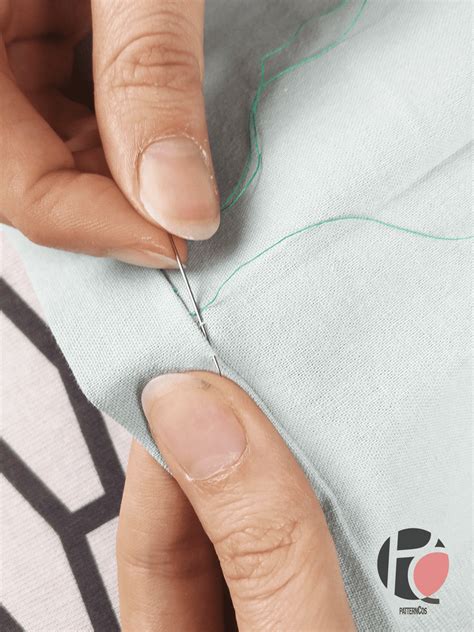 Primer plano de una costura invisible realizada con aguja lanera en dos granny squares