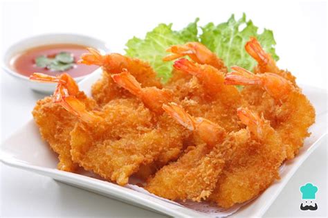 Ingredientes para camarones apanados: camarones, pan rallado, harina, huevo, especias
