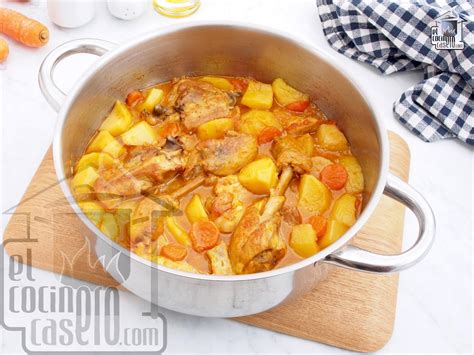 Ingredientes frescos para guiso de pollo con manzana y cerveza