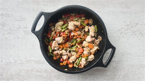 Verduras rehogándose en la cazuela para el pollo